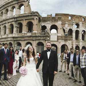 piazza del Colosseo, sposi ed amici pronti per le foto ricordo